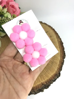 Parzinho presilha de florzinha pompom na internet