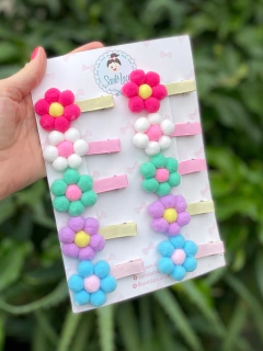 Parzinho presilha de florzinha pompom