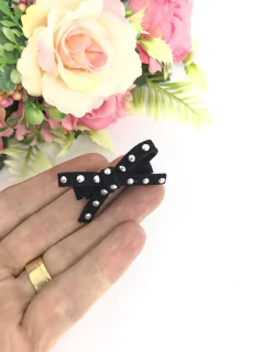 Lacinho de couro com tachinhas na internet