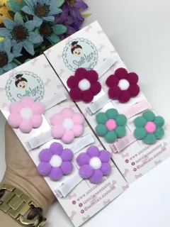 Parzinho presilha de florzinha pompom - Santo Laço Acessorios