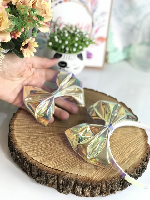 Tiara e laço holográfico