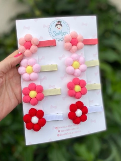 Parzinho presilha de florzinha pompom - comprar online