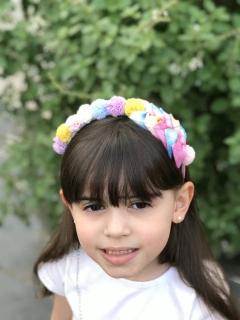 Tiara Duda Tie Dye Pompom Fru-Fru na internet