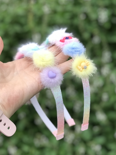Tiara pompom pelúcia coração e balinha