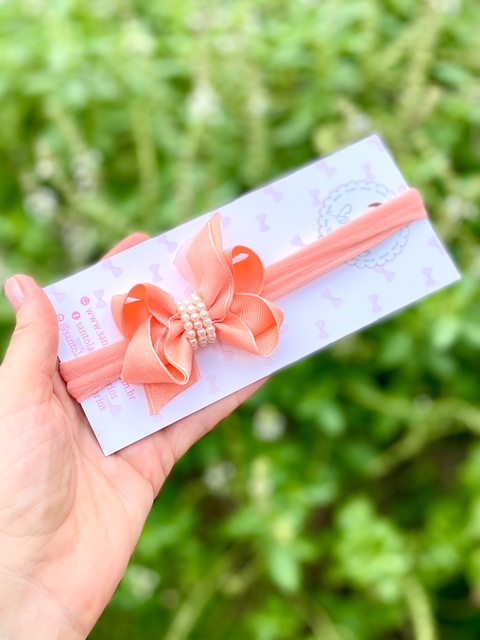 Laço Bella Duplo Organza Coral com Pérolas
