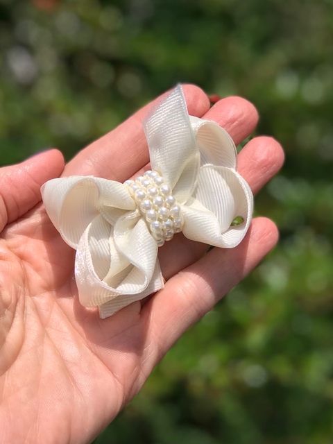 Lacinho Bella duplo organza e pérolas