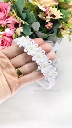 Faixinha com flor rendada e pérolas - comprar online