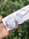 Laço Maria pérolas e strass branco