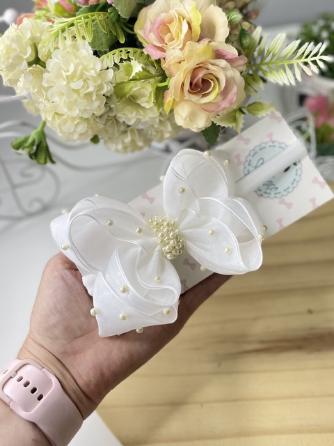 Laço em organza com pérolas
