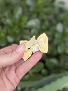 Lacinho para bebê em linho com miolo em pérolas - comprar online