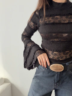 POLERA ENCAJE PATCH