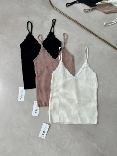 Imagen de MUSCULOSA TEJIDA PUNTILLA