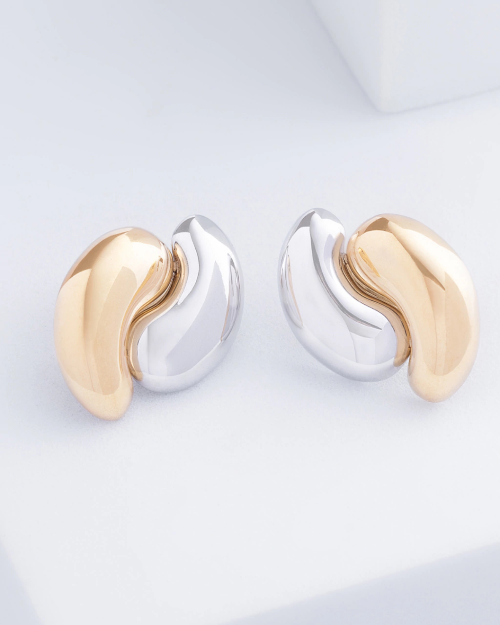 Brinco Orgânico em Ouro Amarelo e Ouro Branco 18k