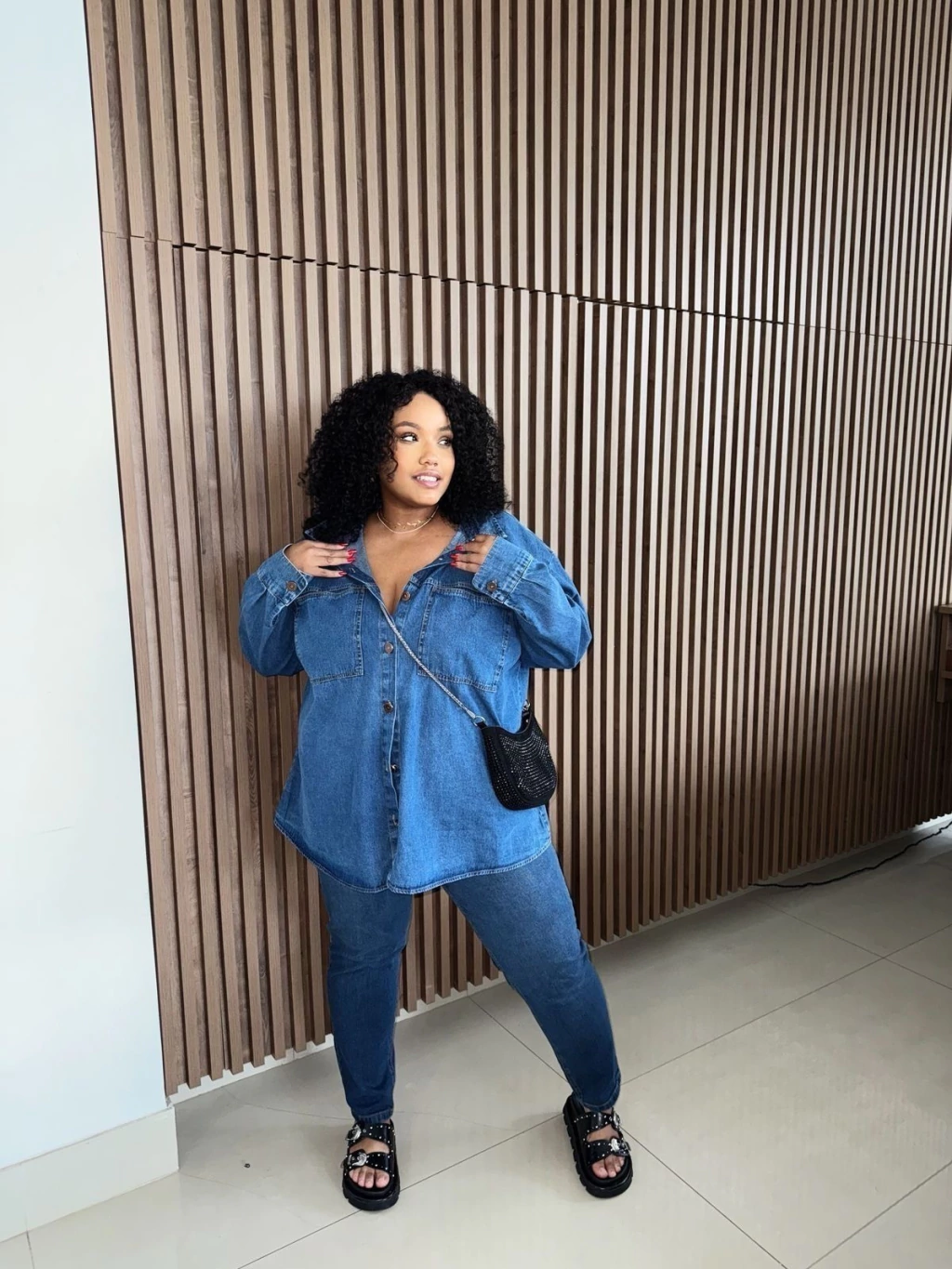 CALÇA SKINNY JEANS COM PUÍDOS LATERAIS