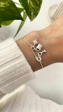Pulsera gancho con dijes (Cod PUC 002)