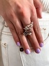 ANILLO CON DIJES COLGANTES CORONA Y FLOR - ANL43