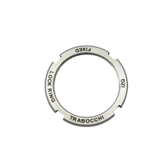 Anillo de fijación metálico para bicicleta con inscripciones LOCK RING, TRABOCCHI, FIXED y IZQ.