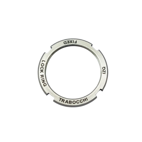 Anillo de fijación metálico para bicicleta con inscripciones LOCK RING, TRABOCCHI, FIXED y IZQ.