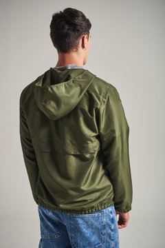 CAMPERA ROMPEVIENTOS CON CAPUCHA - VELO SANTO | Indumentaria