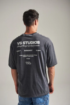 REMERA STUDIOS - VELO SANTO | Indumentaria