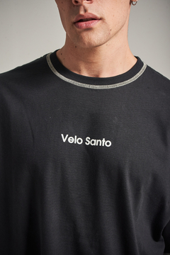 REMERA OVERLOCK - VELO SANTO | Indumentaria