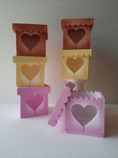 Caja con visor corazón de 13x13x10cm