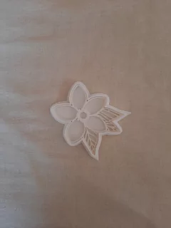 Cortante flor con hoja de 9x8cm