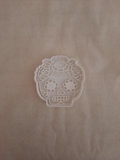 Cortante calavera con flores de 8x8cm