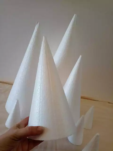 Cono de telgopor de 20 x 40 cm