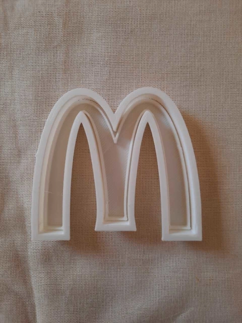 Logo McDonald´s de 9x8cm.