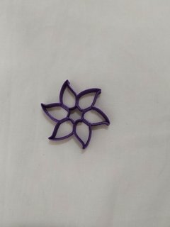 Cortante Flor con centro Pétalos en punta 7x8cm