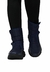 Botas forradas de inverno na cor azul, com solado tratorado resistente, projetadas para neve e frio, oferecendo conforto e proteção térmica.