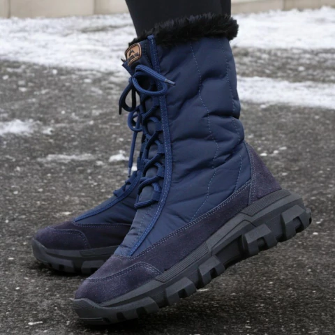 Bota de inverno forrada na cor marinho, com design de cano médio e solado antiderrapante, ideal para neve e frio.