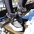 Bota forrada em couro com estampa de onça, ideal para neve, com detalhes em pelúcia e sola branca.