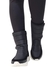 Bota forrada preta de cano médio, com detalhe em couro e sola branca, projetada para oferecer conforto e aquecimento em climas frios e nevados.