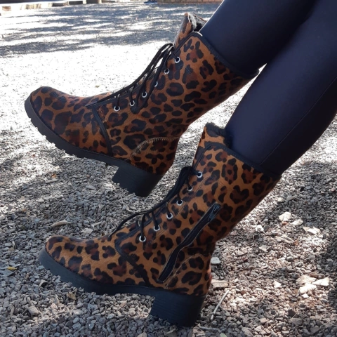 Bota Forrada Animal Print Pelo Cano Médio Salto Médio Bloco Tratorado