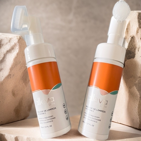 Frascos de mousse micelar de Vitamina C da marca alleva, com bico aplicador,ideal para skincare