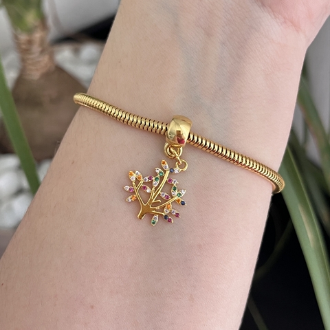 Pulseira folheada com pingente de árvore da vida adornada com zircônias coloridas.