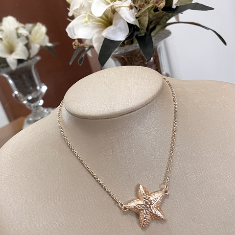 Colar chocker folheado com pendente em forma de estrela do mar