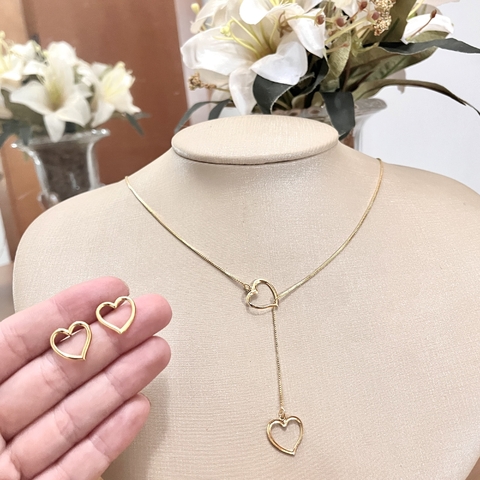 Conjunto gravatinha folheado com colar e brincos em formato de coração, na cor dourada 