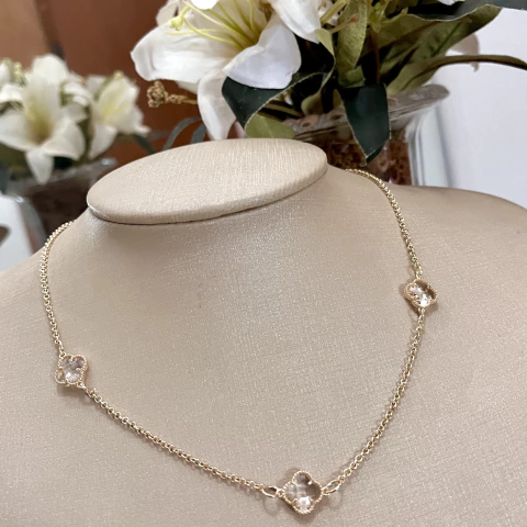 Colar folheado com detalhes em pedras transparentes, folheado em ouro 18k.