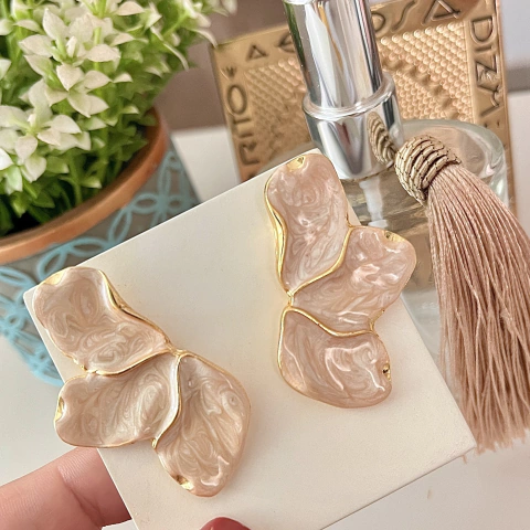 Brinco pétala esmaltado folheado- br0058