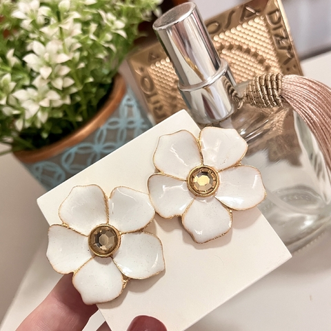 Brinco flor esmaltado folheado - br0094