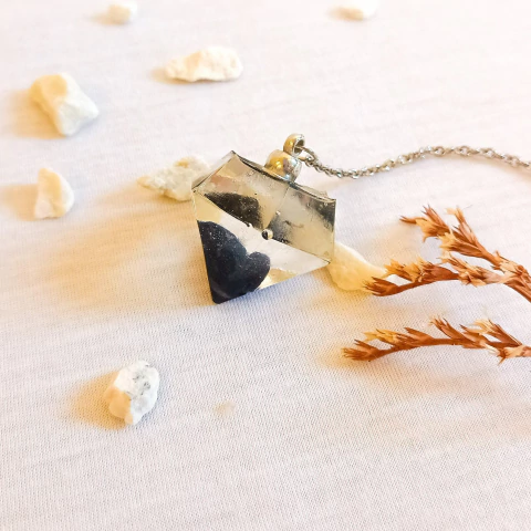 PENDULO RESINA DIAMANTE CON PIEDRAS (PEN46)