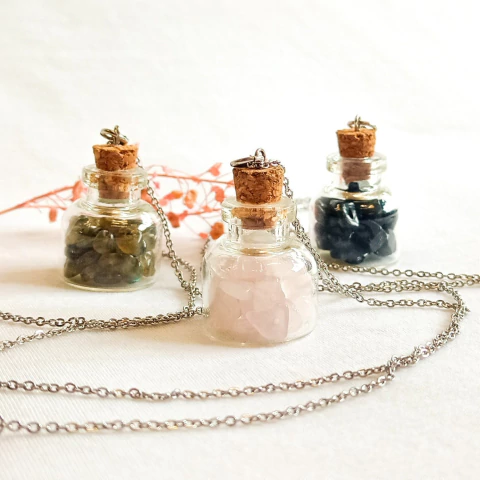 DIJE AMULETO BOTELLA PIEDRAS ENERGETICAS (PI563)