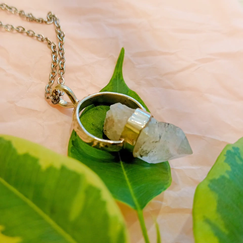 DIJE CUARZO CRISTAL EN BRUTO ARO EN ALPACA (PI378)