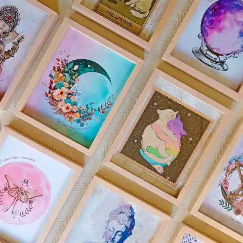 CUADRO ILUSTRACIONES MARCO MADERA PARA APOYAR 20 X 25 CM (DE698)