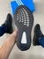 Yeezy Boost preto na internet