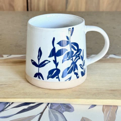 TAZA BLANCA HOJAS AZULES BASE RUSTICA - comprar online