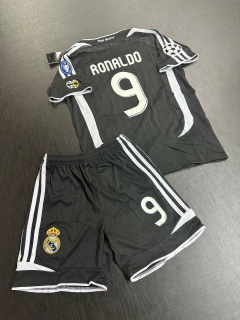 Imagen de Kit Niño Camiseta + Short Retro Real Madrid Suplente Negro Ronaldo 9 2006 2007